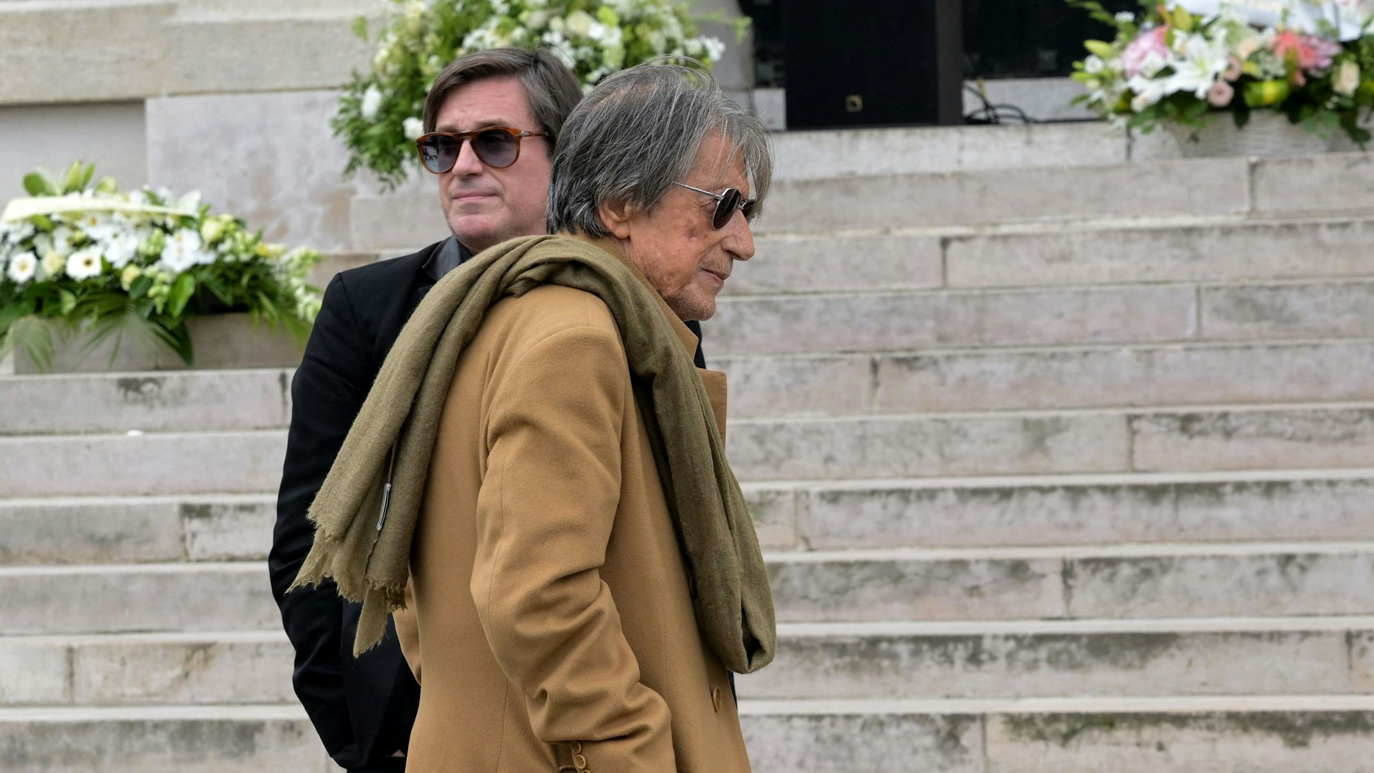 Jacques Dutronc (r) und sein Sohn Thomas Dutronc (l) bei der Beerdigung der französischen Sängerin Françoise Hardy auf dem Friedhof Père Lachaise.