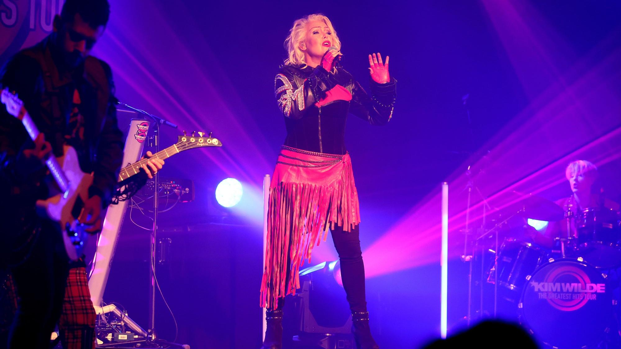 Kim Wilde steht auf der Bühne und singt.