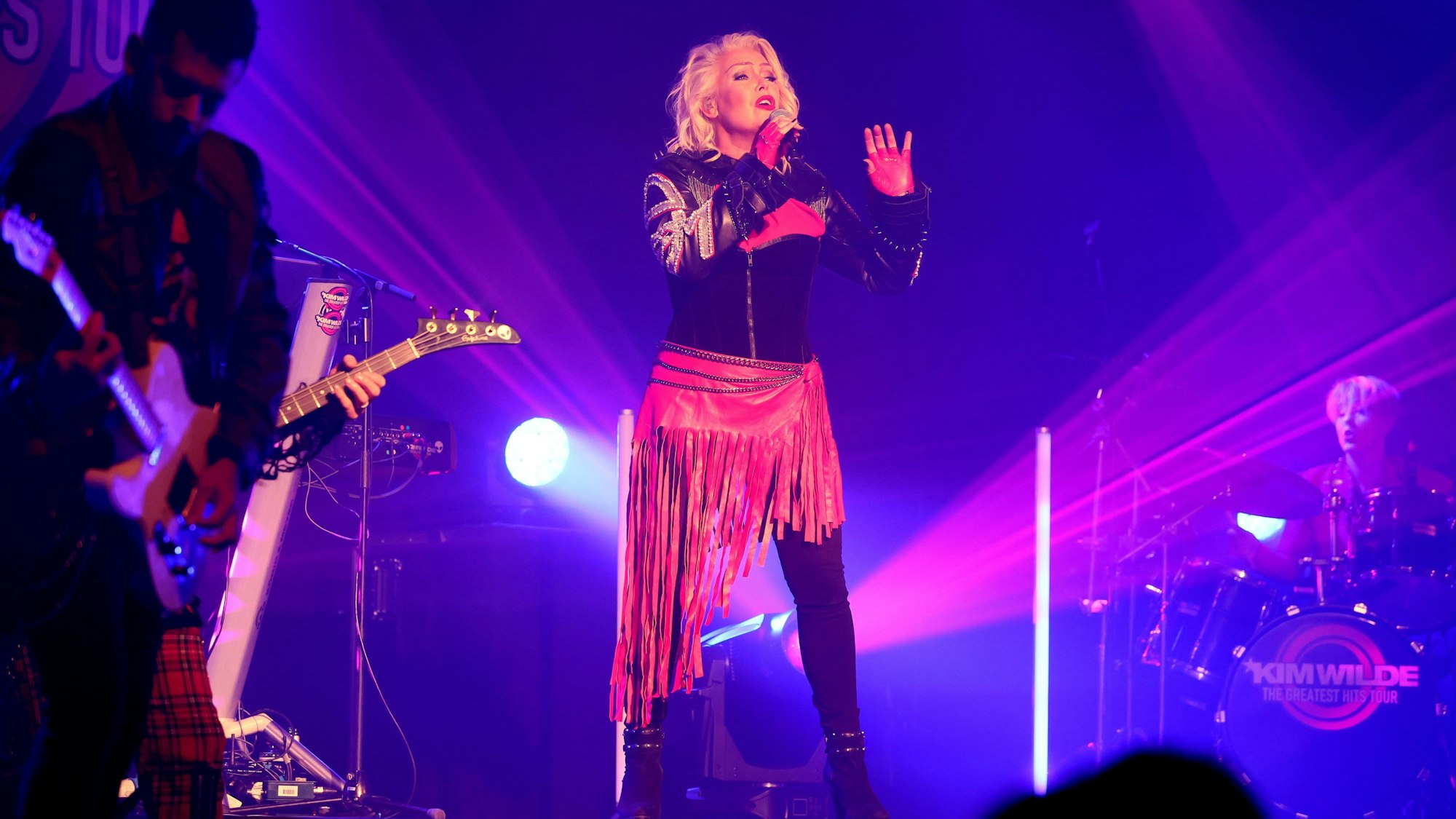 Kim Wilde steht auf der Bühne und singt.