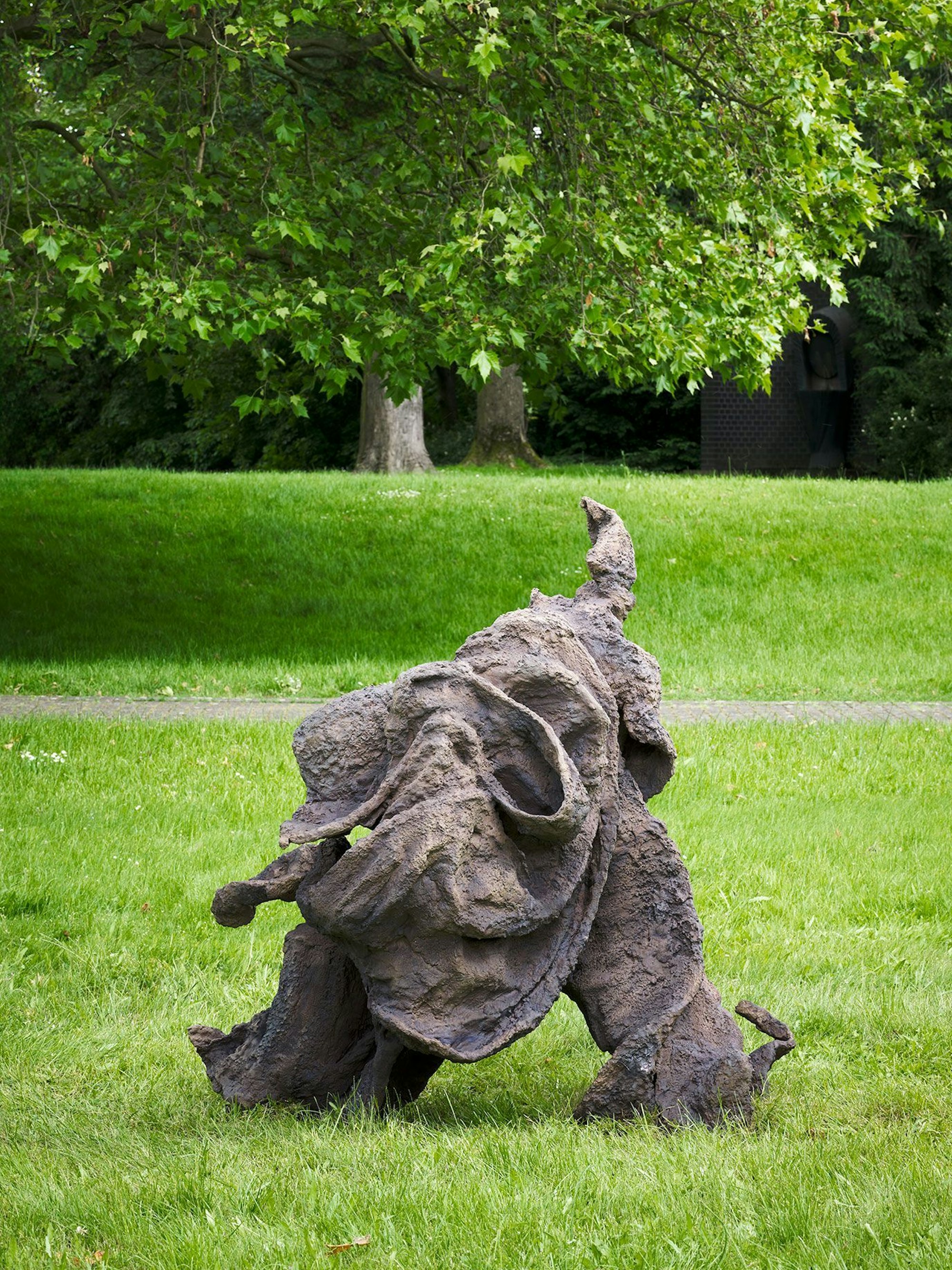 Eine Mischung aus flatterndem Mantel und schreitendem Mensch.