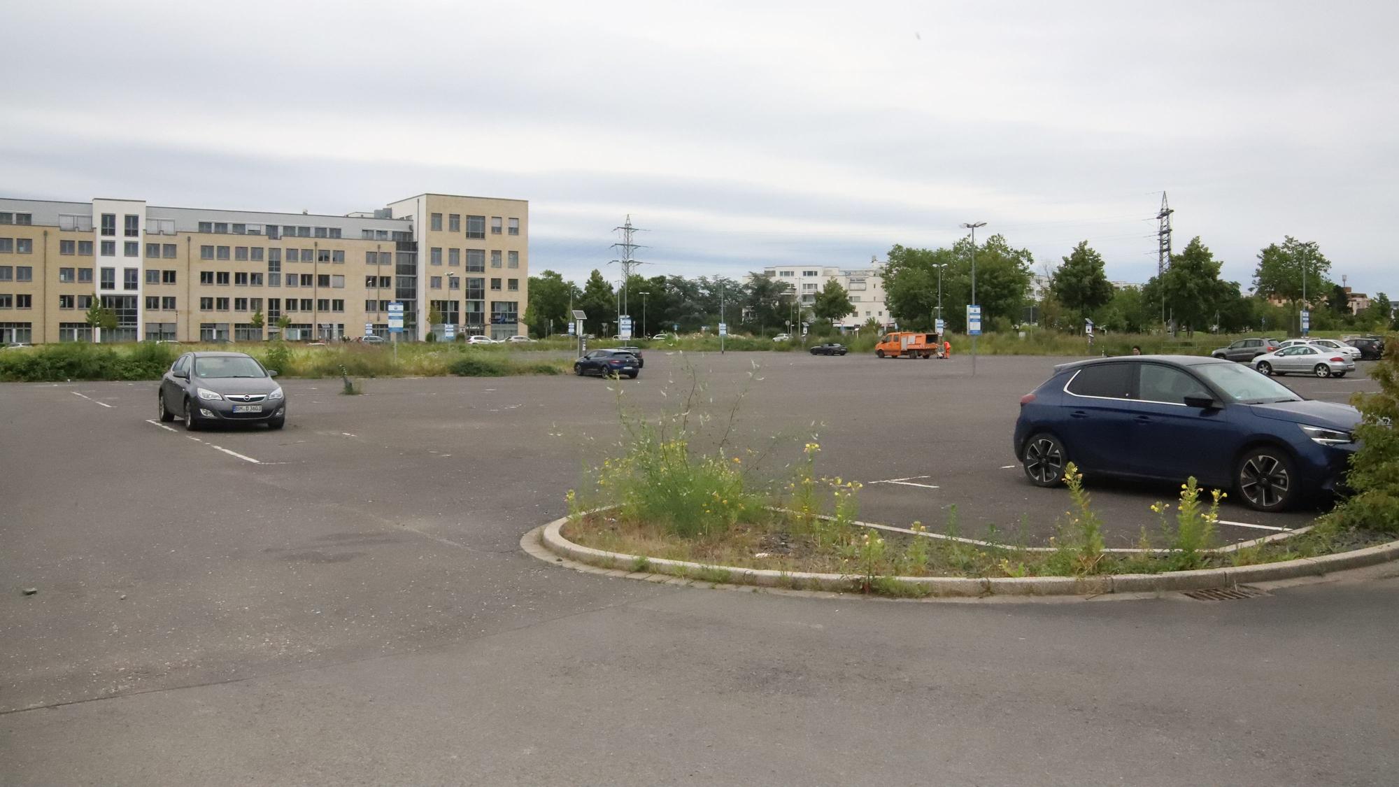 Ein großer Parkplatz ist eine städtische Reservefläche.