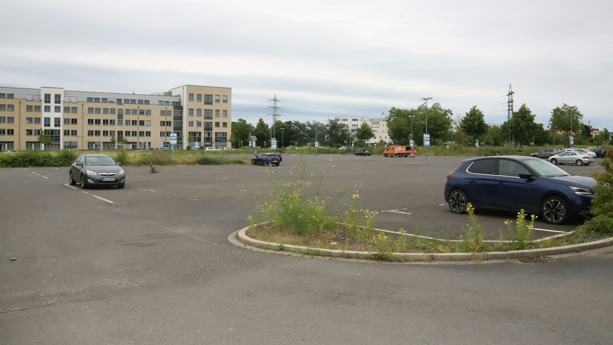 Ein großer Parkplatz ist eine städtische Reservefläche.