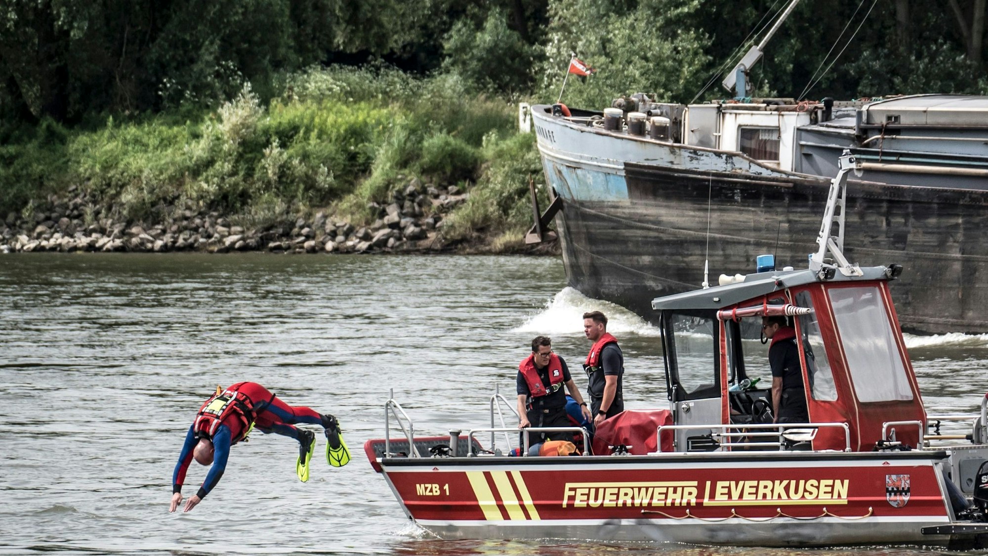 Kopfsprung in den Rhein: Strömungsretter der Feuerwehr Leverkusen zeigen, wie man Leute aus dem Rhein rettet.