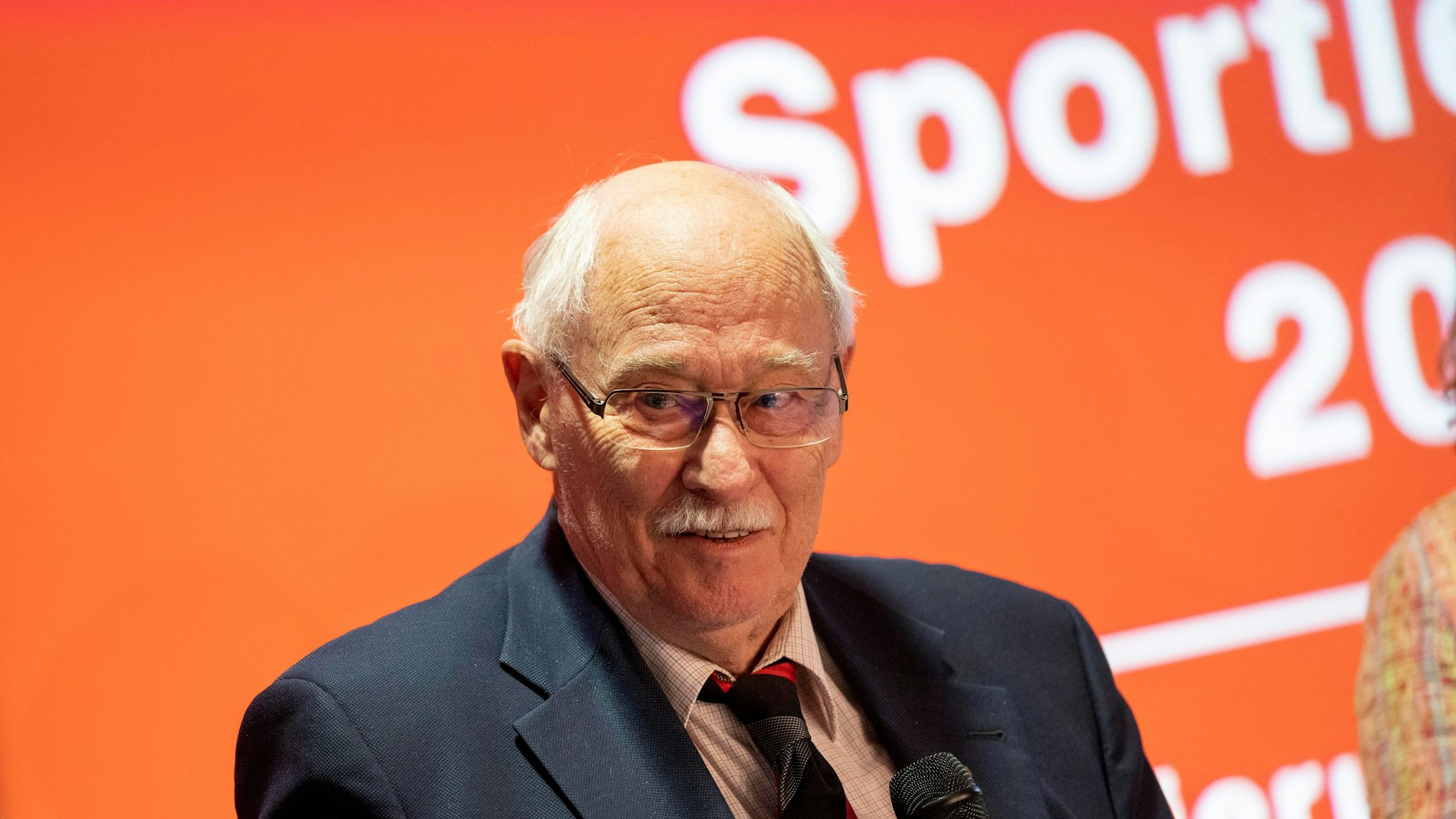 Das Bild zeigt Harald Dudzus, 1. Vorsitzender im Vorstand des Kreissportbundes auf der Bühne bei der diesjährigen Sportlerehrung.