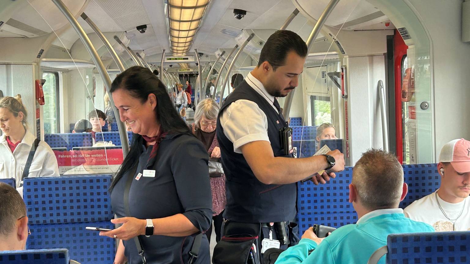 Die Zugbegleiter Nicole Arnold und Jalal Youssef kontrollieren die Tickets in einer Kölner S-Bahn.