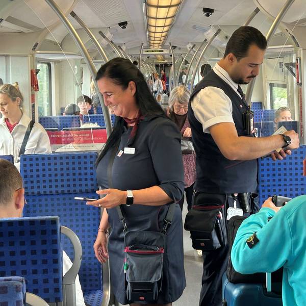 Die Zugbegleiter Nicole Arnold und Jalal Youssef kontrollieren die Tickets in einer Kölner S-Bahn.