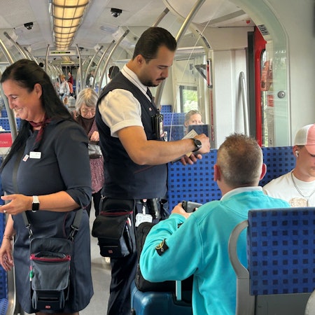 Die Zugbegleiter Nicole Arnold und Jalal Youssef kontrollieren die Tickets in einer Kölner S-Bahn.