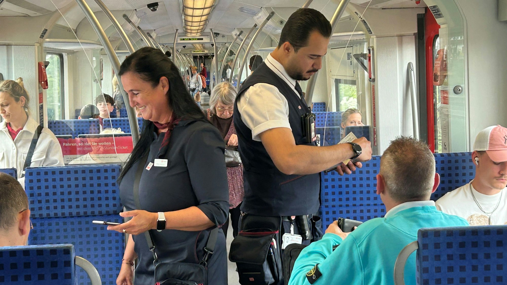 Die Zugbegleiter Nicole Arnold und Jalal Youssef kontrollieren die Tickets in einer Kölner S-Bahn.
