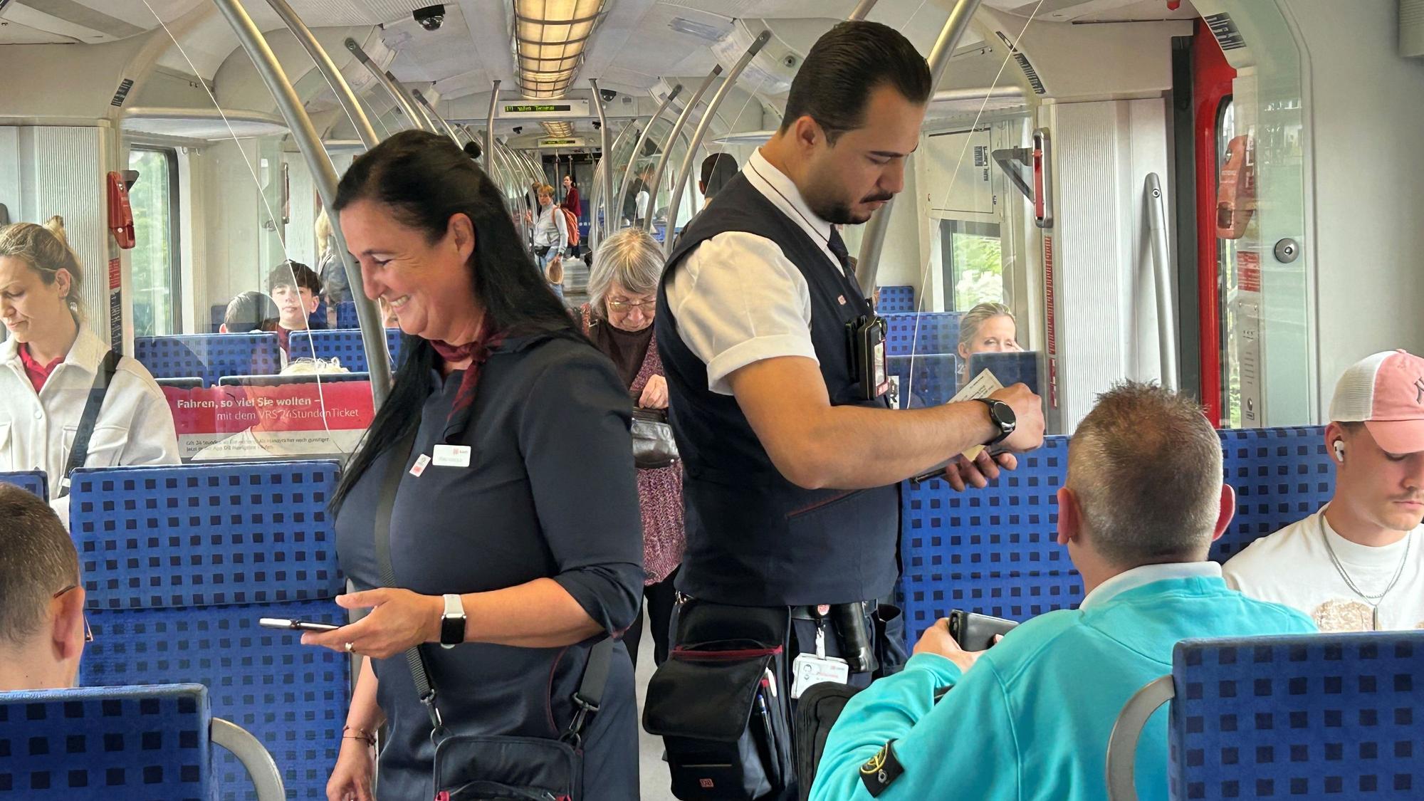 Die Zugbegleiter Nicole Arnold und Jalal Youssef kontrollieren die Tickets in einer Kölner S-Bahn.