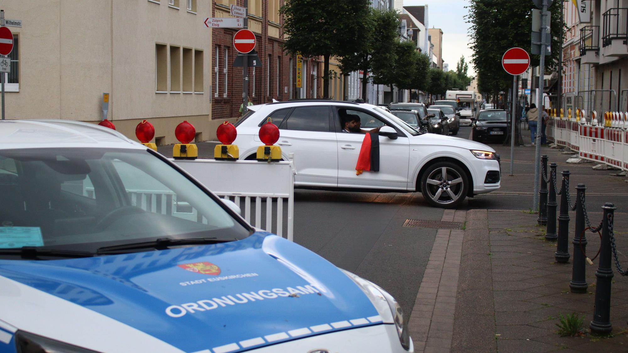 Ein Wagen mit der Aufschrift Ordnungsamt steht vor einer Absperrung.