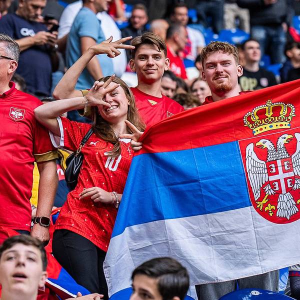 Serbische Fans zeigen vor dem Spiel gegen England in Gelsenkirchen Flagge. Das strafbare Banner, auf dem Serbiens Grenzen auch den Kosovo umfassen, ist nich im Bild.