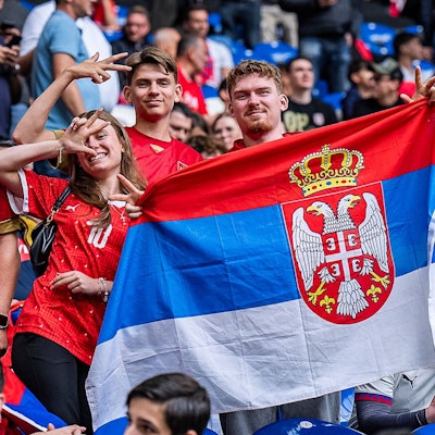 Serbische Fans zeigen vor dem Spiel gegen England in Gelsenkirchen Flagge. Das strafbare Banner, auf dem Serbiens Grenzen auch den Kosovo umfassen, ist nich im Bild.