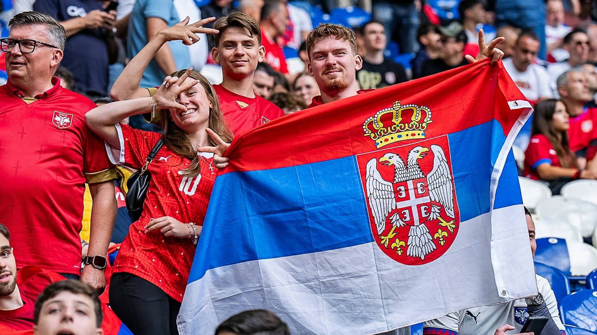 Serbische Fans zeigen vor dem Spiel gegen England in Gelsenkirchen Flagge. Das strafbare Banner, auf dem Serbiens Grenzen auch den Kosovo umfassen, ist nich im Bild.