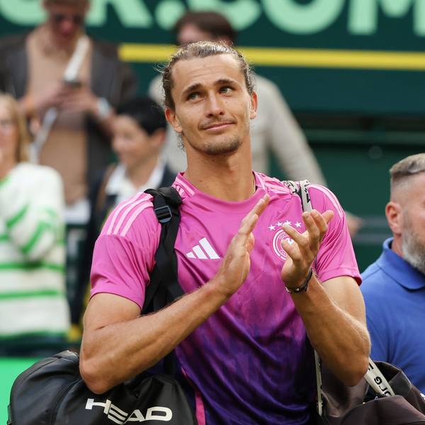 Alexander Zverev trägt nach dem Match ein Trikot der deutschen Fußball-Nationalmannschaft. Das 2:0 gegen Ungarn konnte der Tennis-Profi nicht selbst verfolgen.