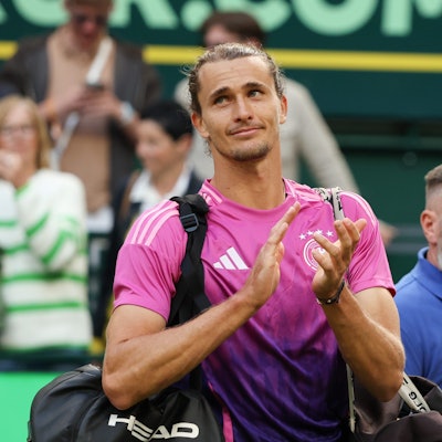 Alexander Zverev trägt nach dem Match ein Trikot der deutschen Fußball-Nationalmannschaft. Das 2:0 gegen Ungarn konnte der Tennis-Profi nicht selbst verfolgen.
