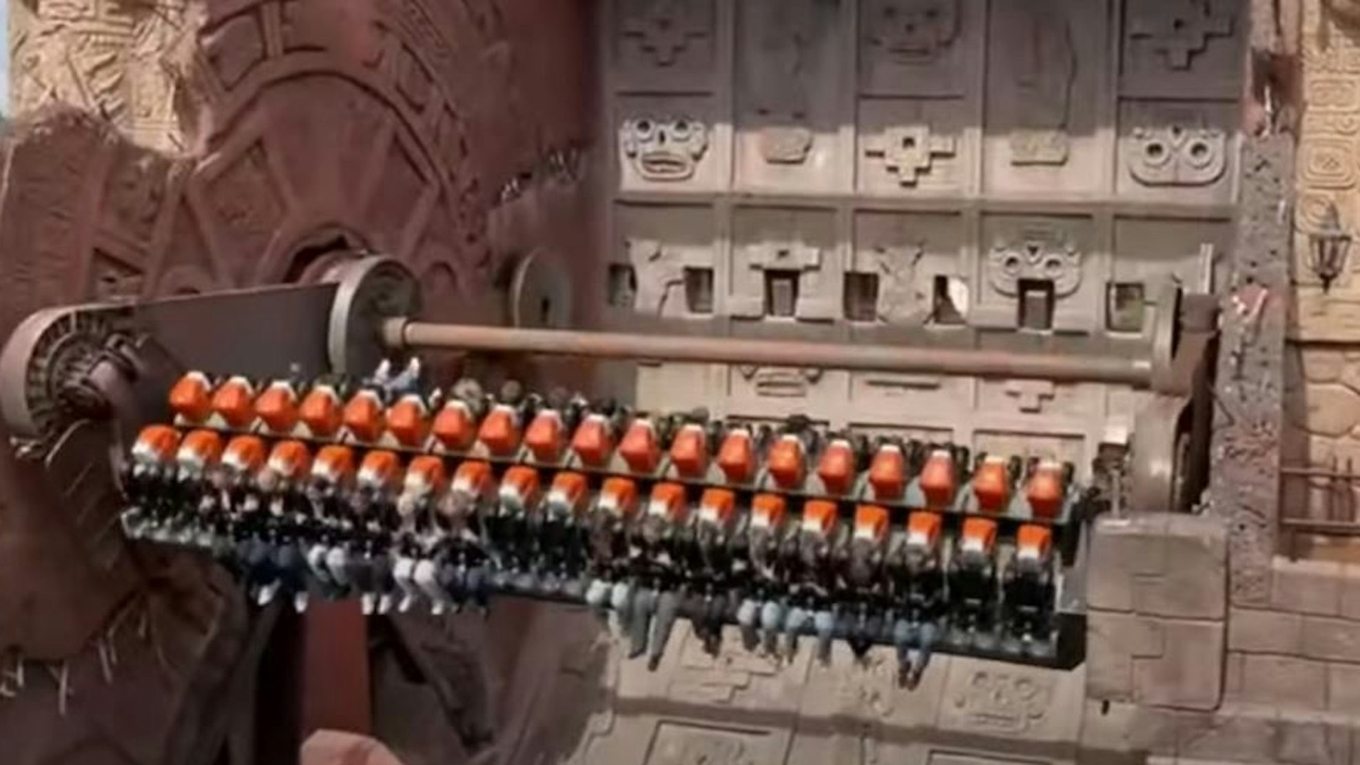 Die Aufnahmen zeigen das Fahrgeschäft Talocan im Phantasialand, als es zu dem Vorfall kam.