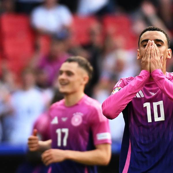 Jamal Musiala reagiert nach seinem Schuss an das Außennetz.