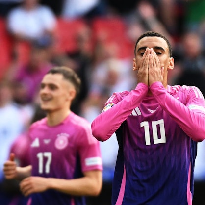 Jamal Musiala reagiert nach seinem Schuss an das Außennetz.