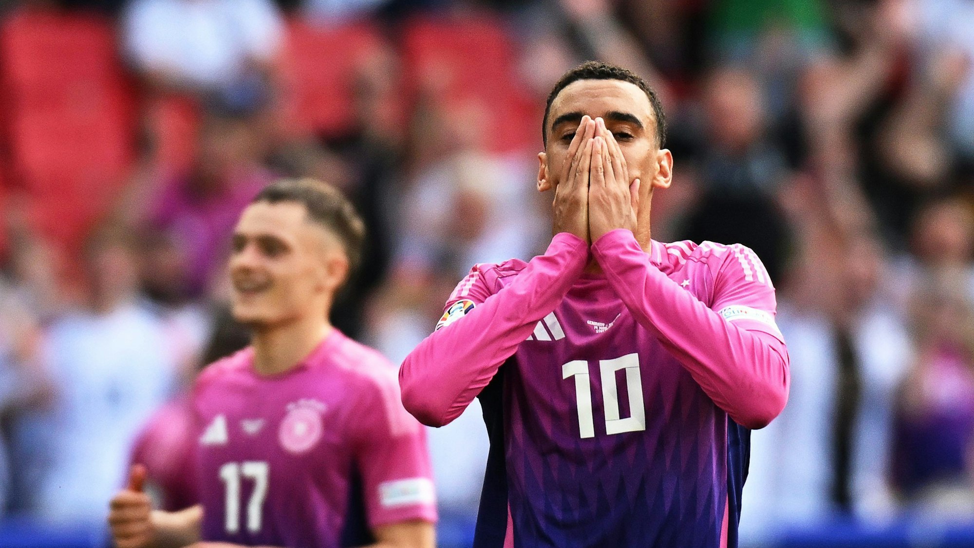 Jamal Musiala reagiert nach seinem Schuss an das Außennetz.