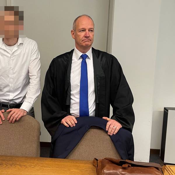 Der beschuldigte Polizist mit seinem Verteidiger Christoph Arnold im Kölner Amtsgericht