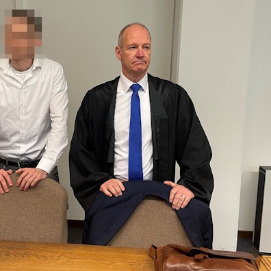 Der beschuldigte Polizist mit seinem Verteidiger Christoph Arnold im Kölner Amtsgericht