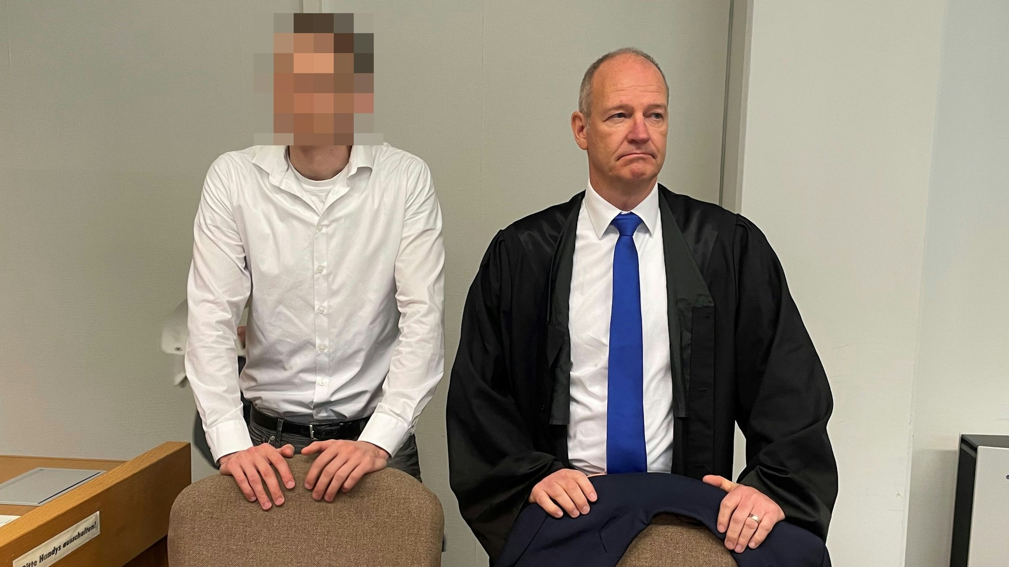 Der beschuldigte Polizist mit seinem Verteidiger Christoph Arnold im Kölner Amtsgericht