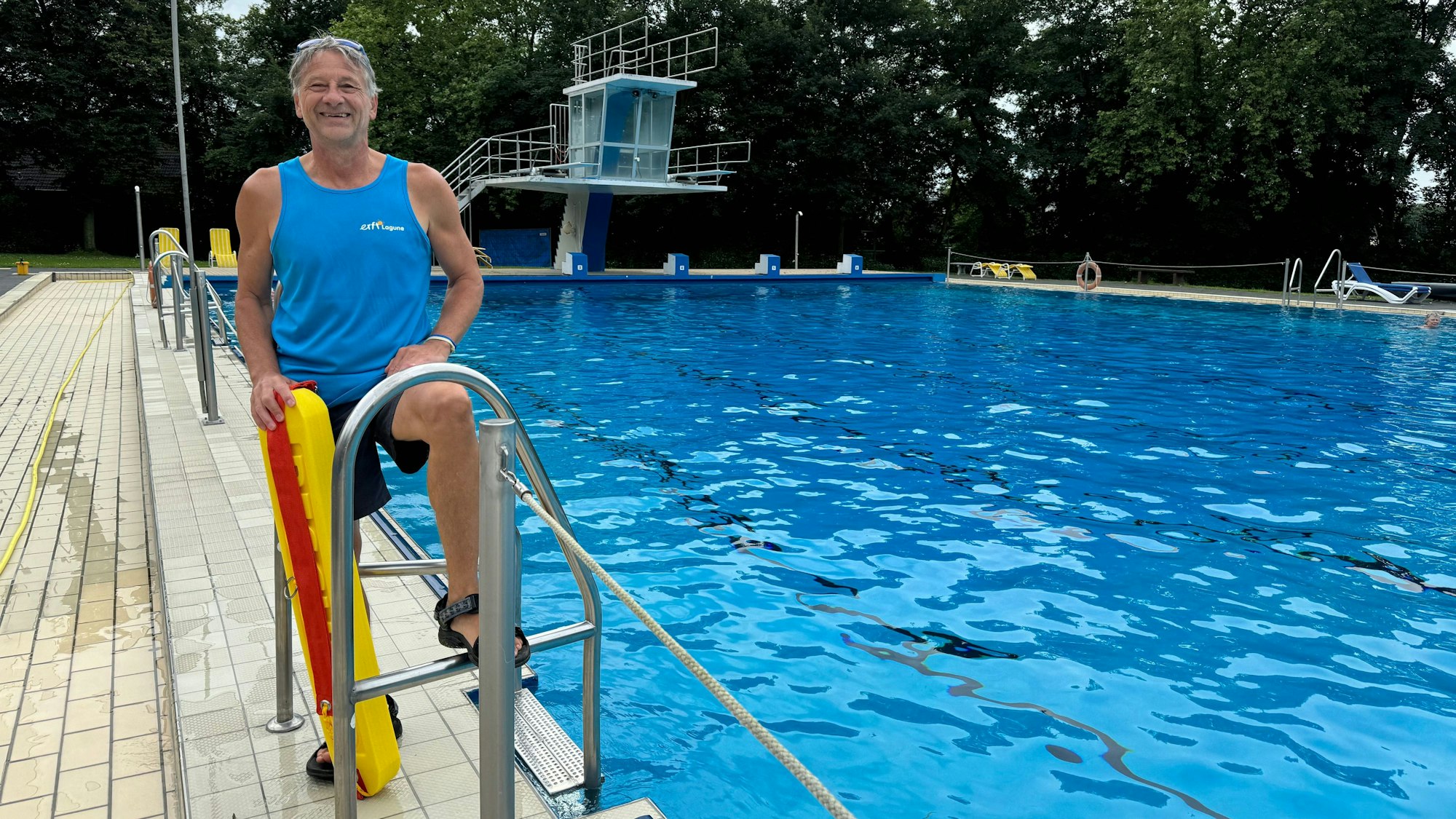 Schwimmeister Sven Hofmann steht am Beckenrand.