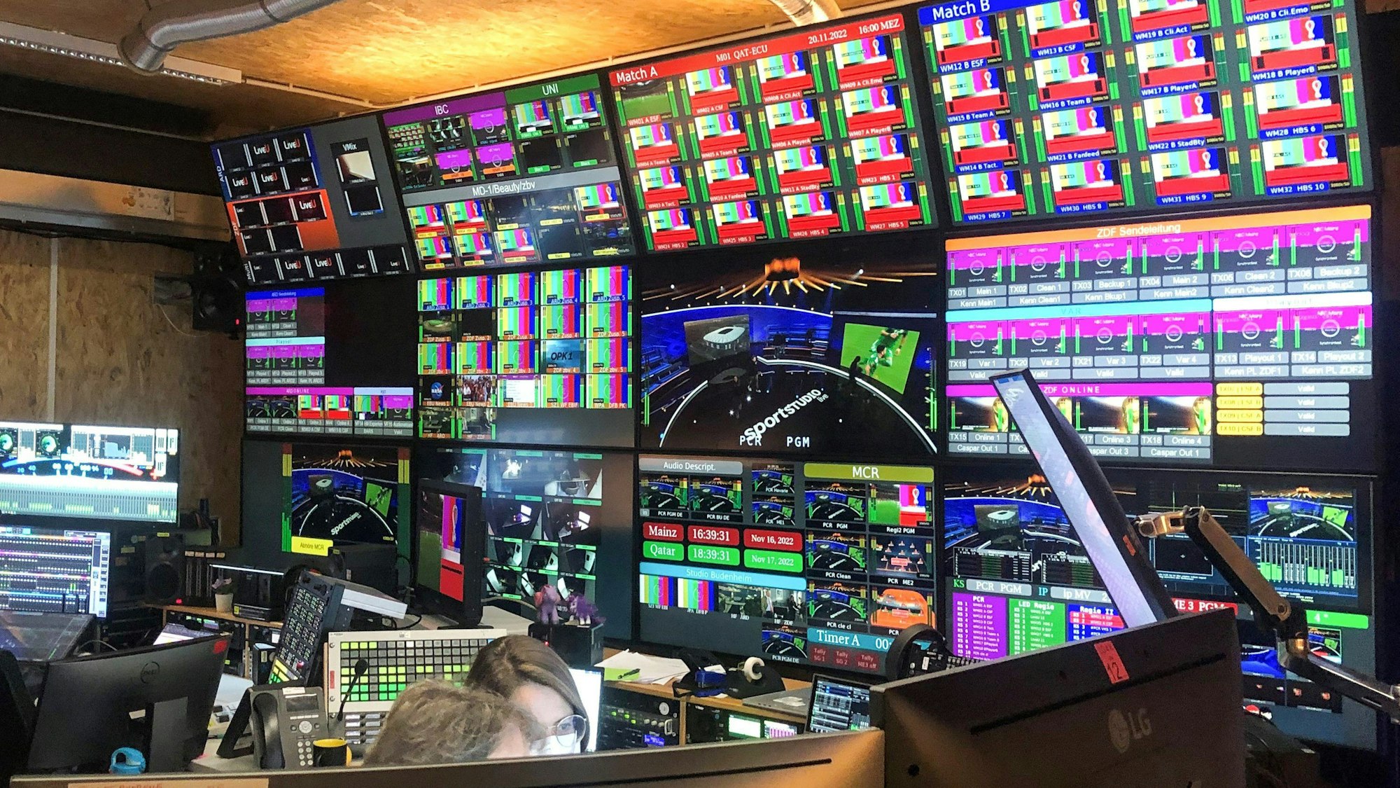 Mainz: Blick in den technischen Kontrollraum im WM-Sendezentrum von ARD und ZDF bei der bisher letzten WM.