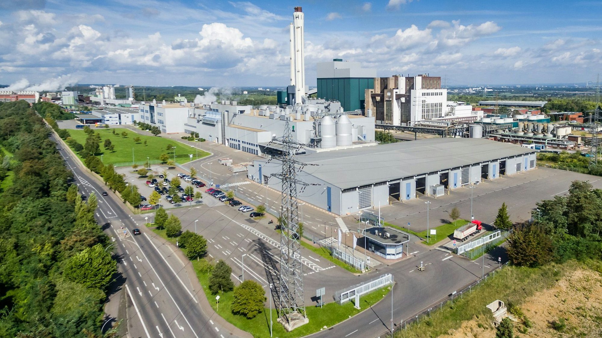 Auf dem Foto ist die Papierfabrik UPM in Hürth zu sehen.