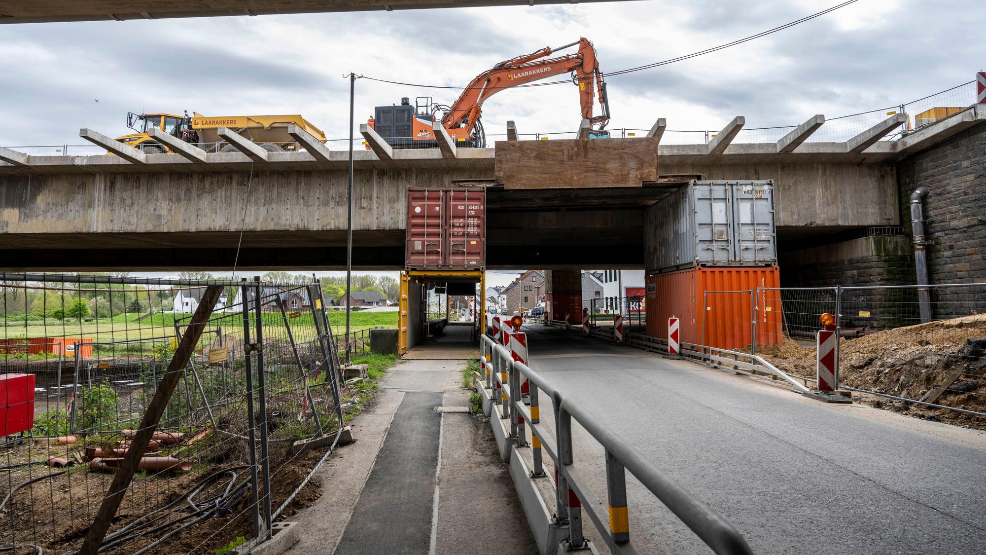Im Zuge der Abrissarbeiten an der Autobahnbrücke Leverkusen wird die Merkenicher Hauptstraße gesperrt.