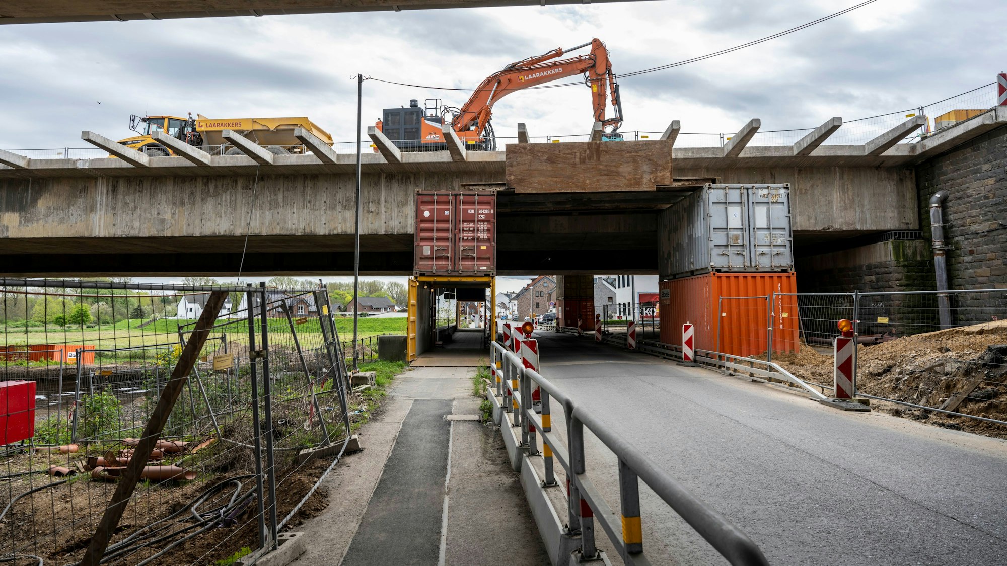 Im Zuge der Abrissarbeiten an der Autobahnbrücke Leverkusen wird die Merkenicher Hauptstraße gesperrt.