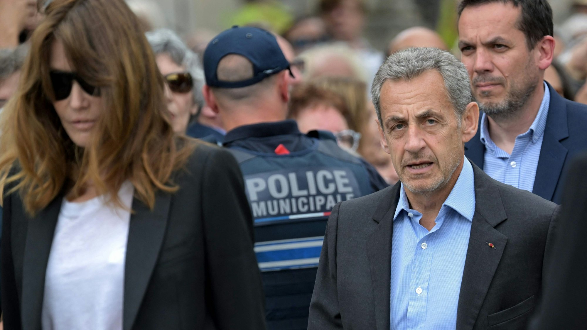 Der ehemalige französische Präsident Nicolas Sarkozy (r) und seine Frau, das französisch-italienische Model und Musikerin Carla Bruni-Sarkozy, nehmen an der Trauerfeier für die verstorbene französische Sängerin Françoise Hardy auf dem Friedhof Père Lachaise in Paris teil.