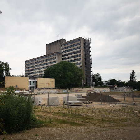 Das zwölfstöckige Gebäude ist unter anderem von der pädagogischen Fakultät genutzt worden. Seit mehr als 10 Jahren steht es leer, wegen Schadstoffbelastung.