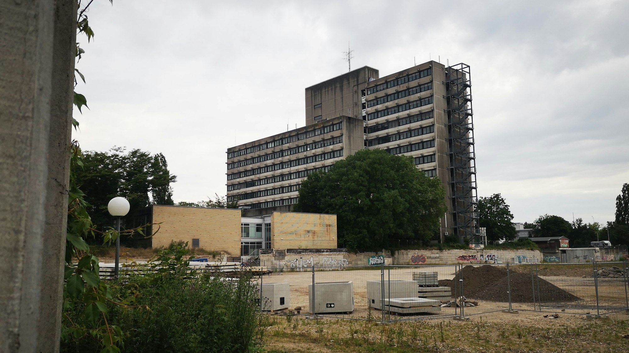 Das zwölfstöckige Gebäude ist unter anderem von der pädagogischen Fakultät genutzt worden. Seit mehr als 10 Jahren steht es leer, wegen Schadstoffbelastung.