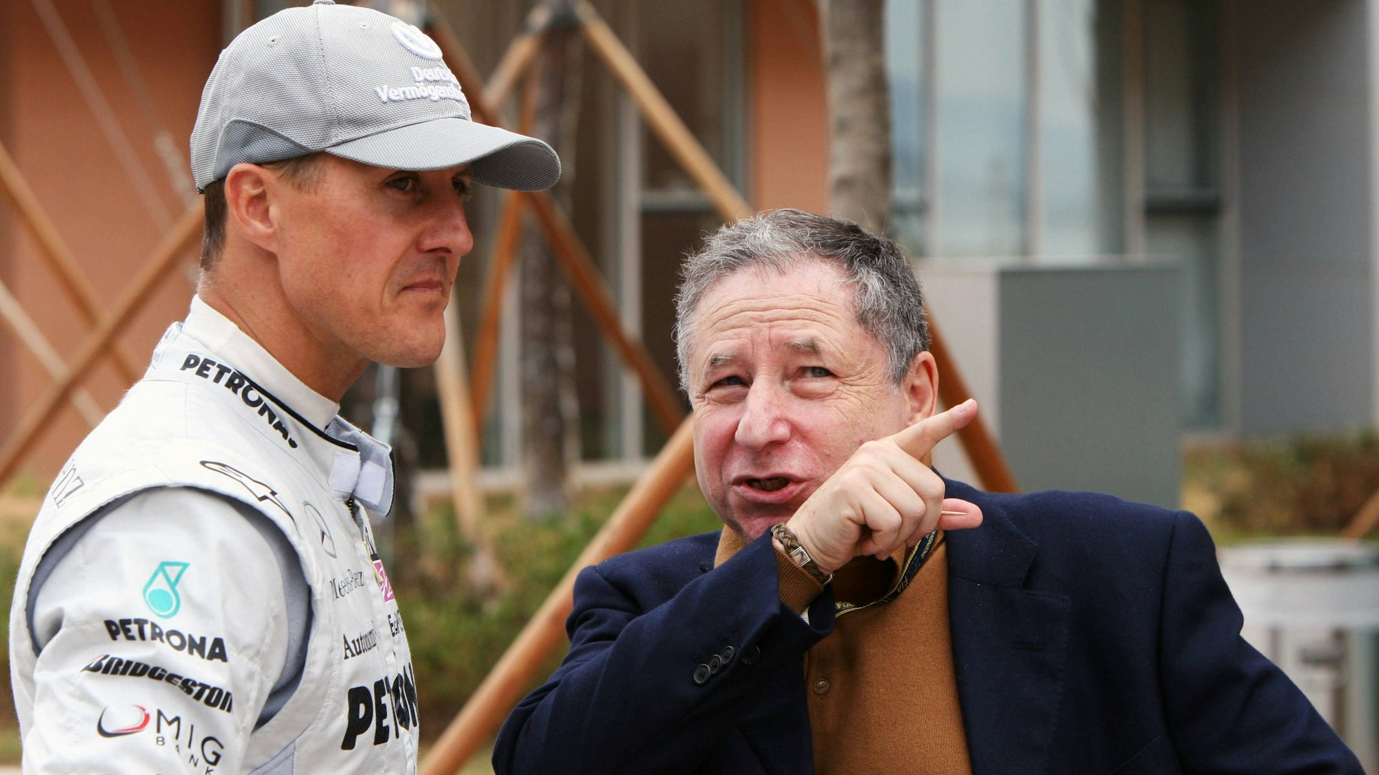 Enge Vertraute: Michael Schumacher und Jean Todt, hier im Jahr 2010, verbindet eine langjährige Freundschaft. (Archivbild)