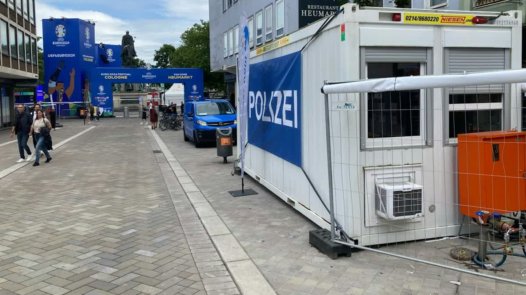 Die Polizei hat ihre mobile Wache am Heumarkt jetzt mit einem Banner gekennzeichnet.