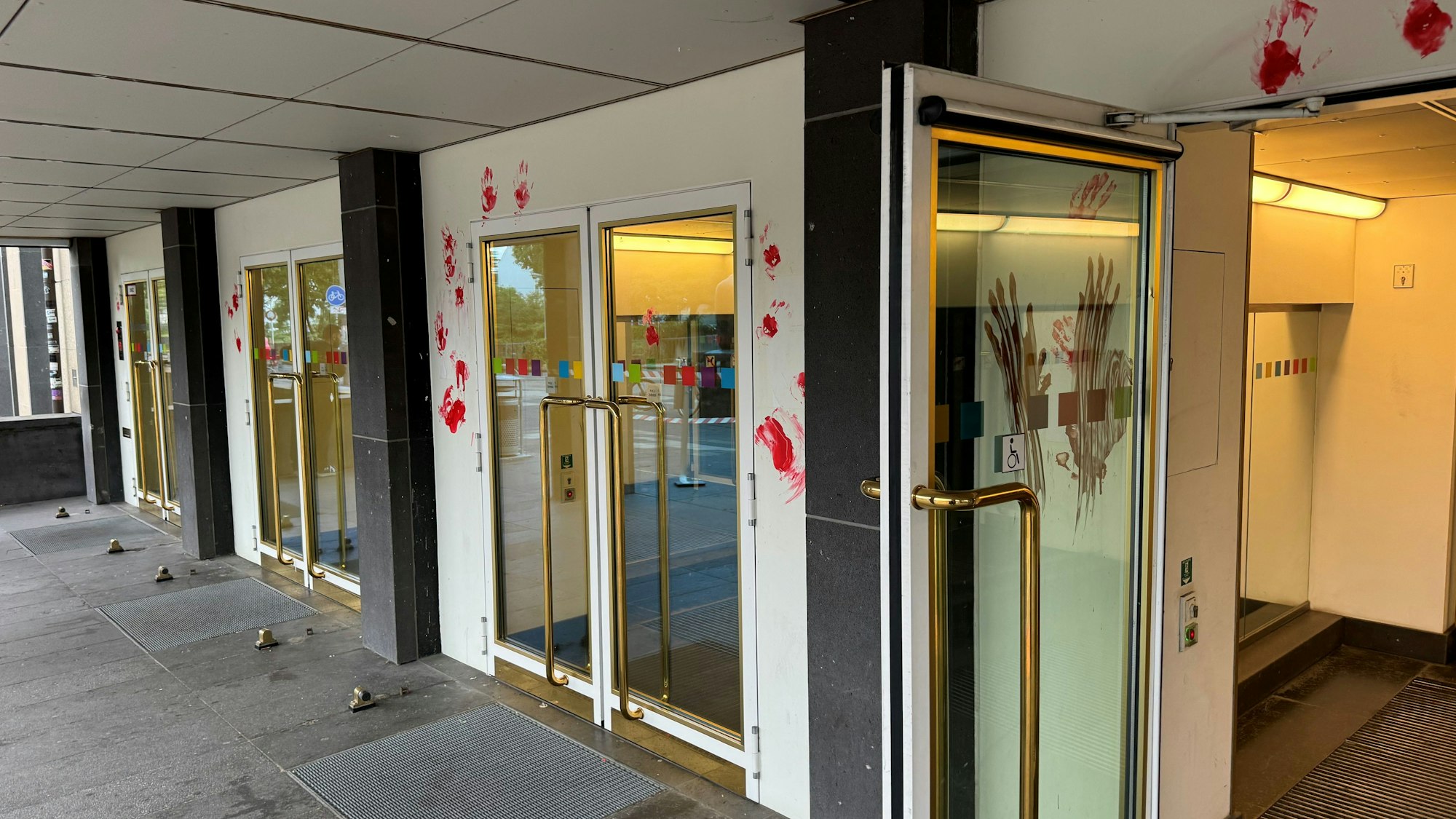 An der Universität zu Köln haben Unbekannte das Hauptgebäude mit roten Händen beschmiert.