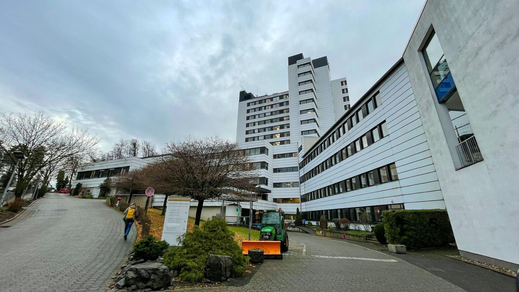 Das Marienkrankenhaus in Bergisch Gladbach, davor stehen ein Schild und ein Baum.