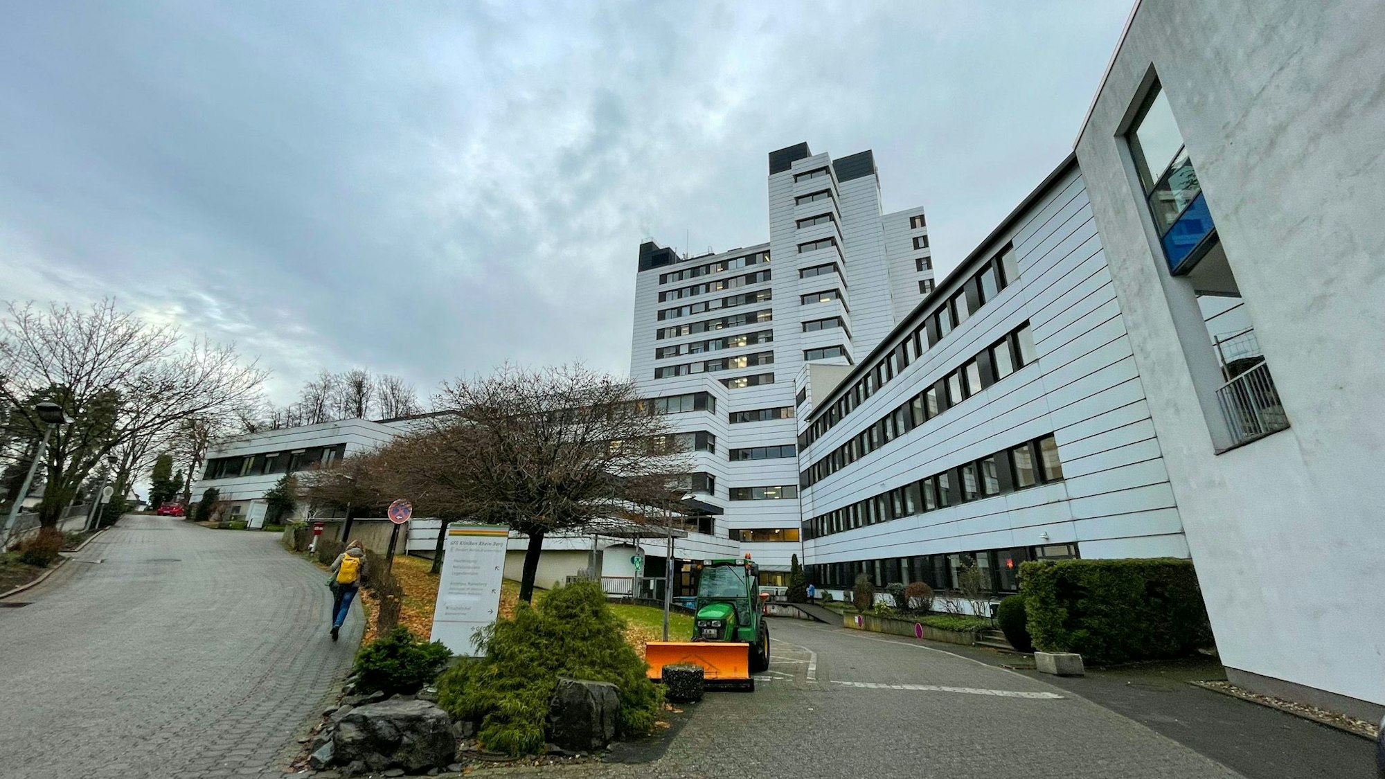 Das Marienkrankenhaus in Bergisch Gladbach, davor stehen ein Schild und ein Baum.