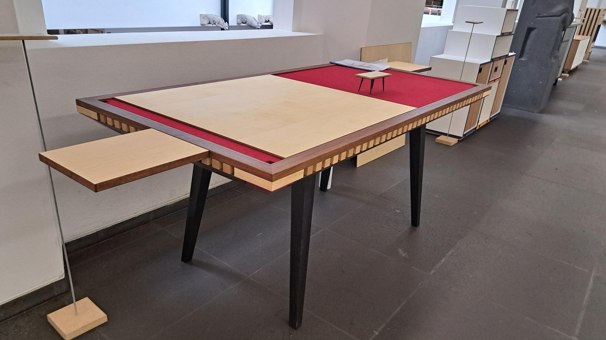 Eine Belobigung im Wettbewerb „Die gute Form 2024“ gab es für diesen durchdachten Spieltisch von Moritz Klaßmann aus Königswinter.