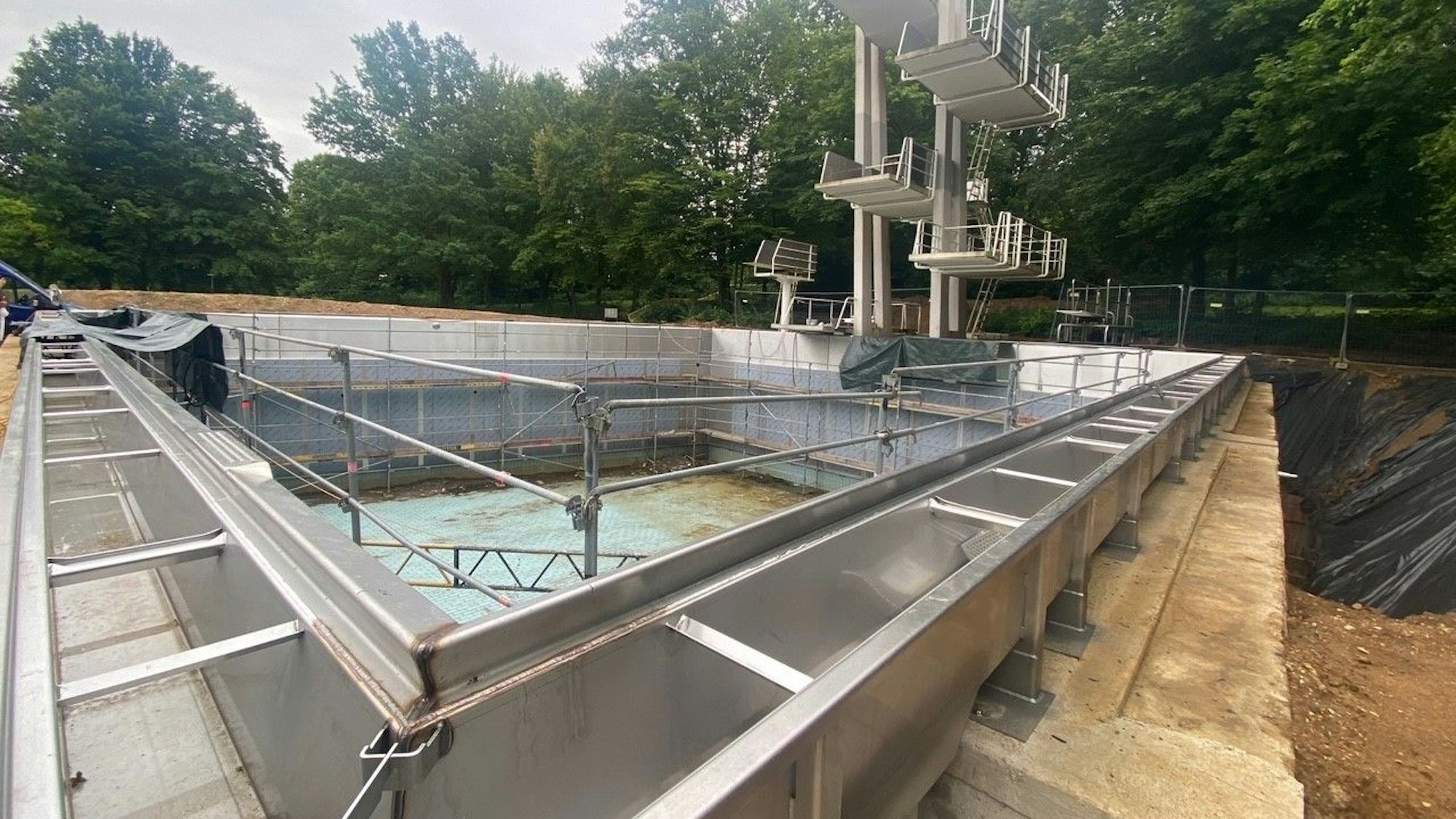 Auf dem Bild ist die Baustelle am Sprungbecken zu sehen.