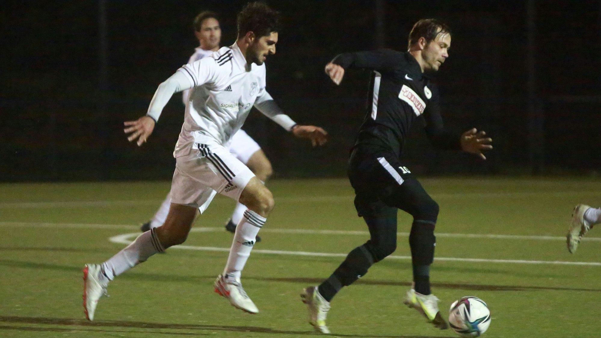 Alec Vinci (links) trägt künftig das Trikot des Siegburger SV 04.