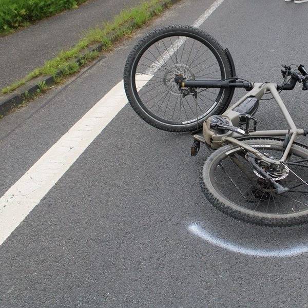 Ein in einen Unfall verwickeltes Pedelec liegt auf der Straße, daneben ist eine Polizeimarkierung.