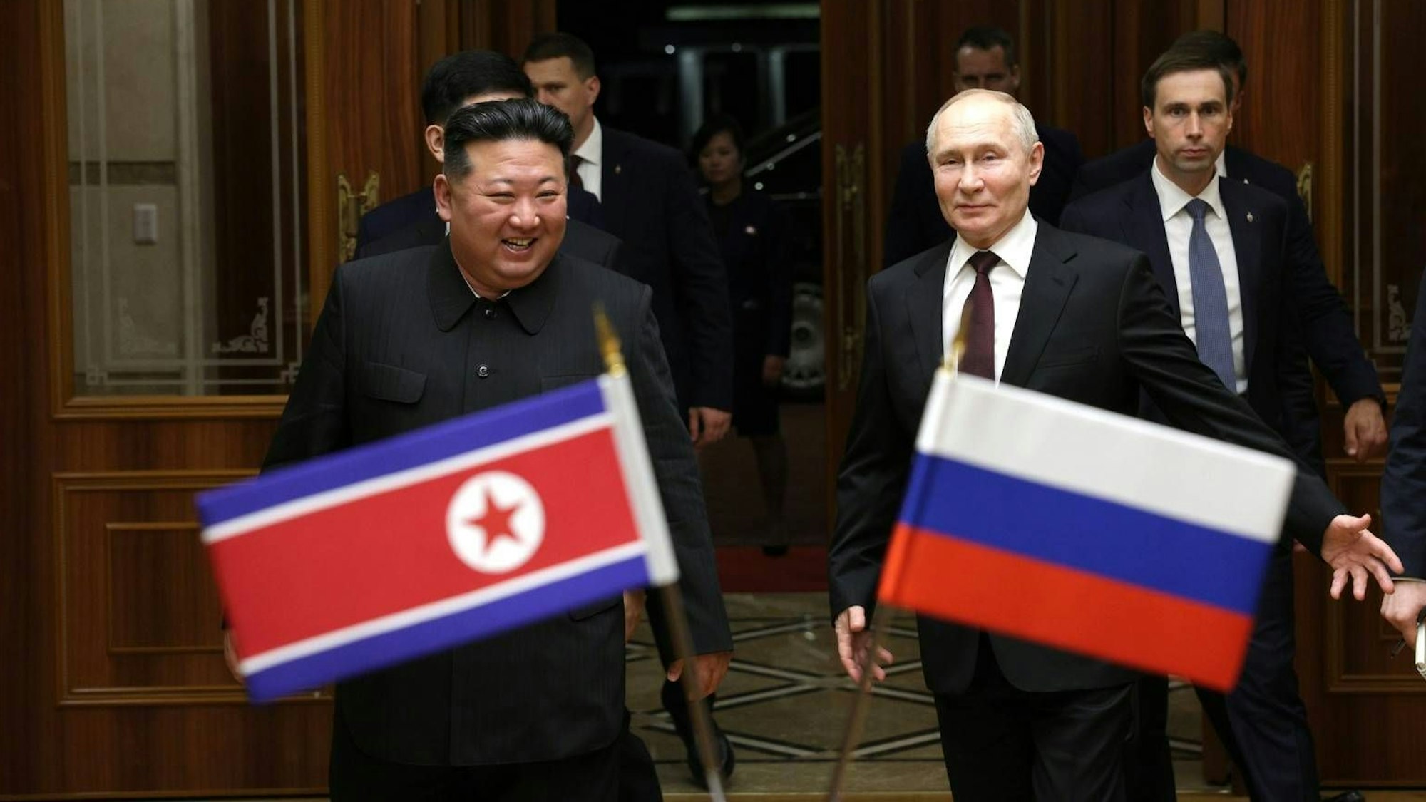 Gute Laune in Pjöngjang: Diktator Kim Jong Un empfängt Kremlchef Wladimir Putin.