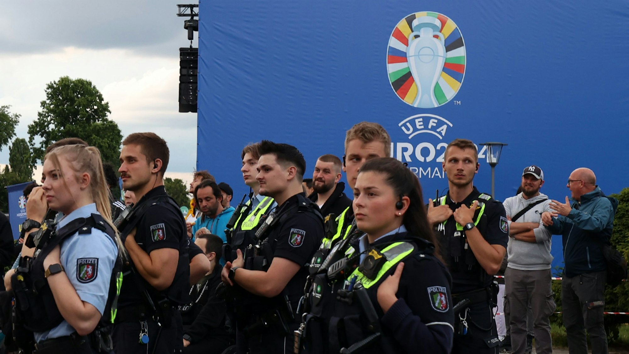 Polizisten stehen vor der Fanzone am Tanzbrunnen.