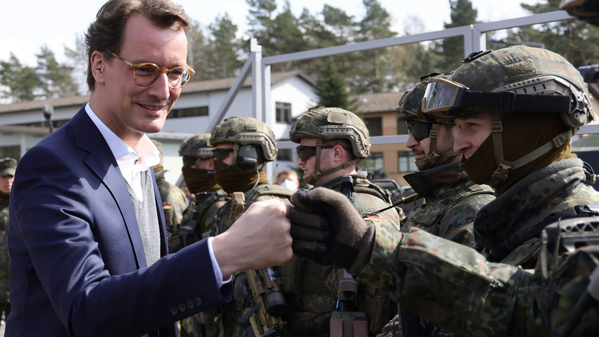 Auf dem Foto ist NRW-Ministerpräsident Hendrik Wüst im Gespräch mit Soldaten zu sehen.