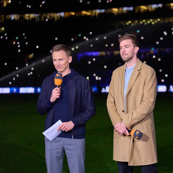 Jochen Breyer, Christoph Kramer und Per Mertesacker stehen gemeinsam am Spielfeldrand (Archivbild).