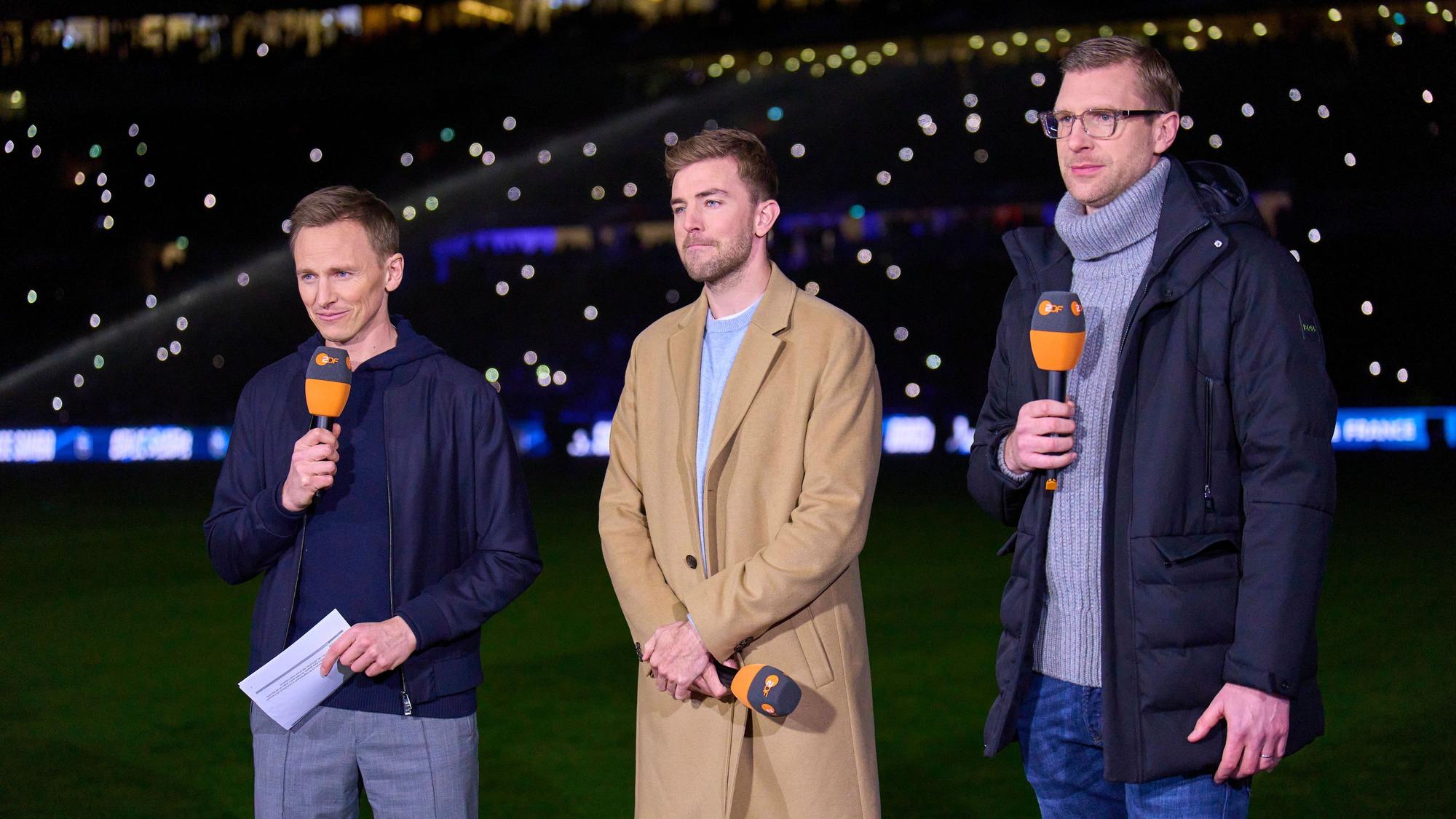Jochen Breyer, Christoph Kramer und Per Mertesacker stehen gemeinsam am Spielfeldrand (Archivbild).