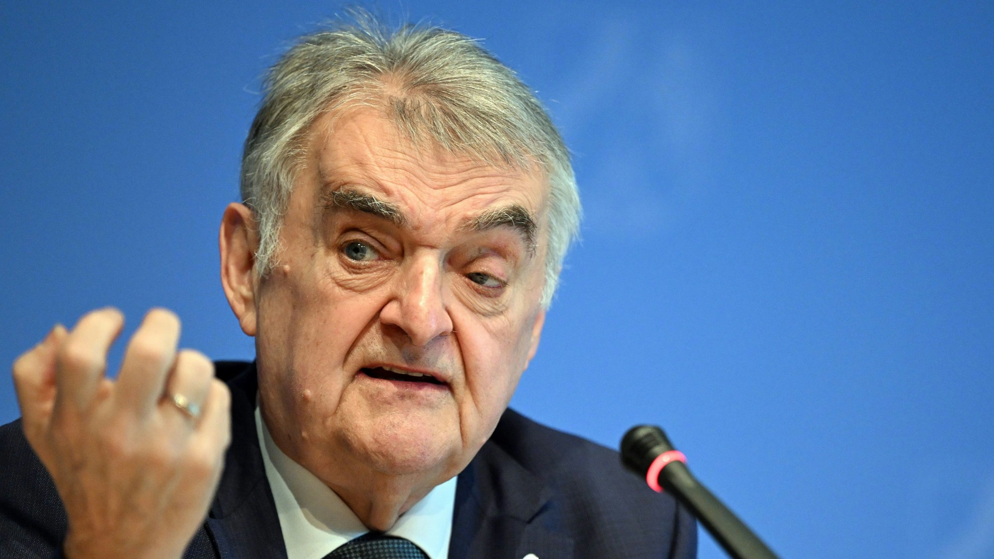 Herbert Reul (CDU), Innenminister von Nordrhein-Westfalen, hat sich acht Mal mit dem mutmaßlichen Schleuser-Chef getroffen.