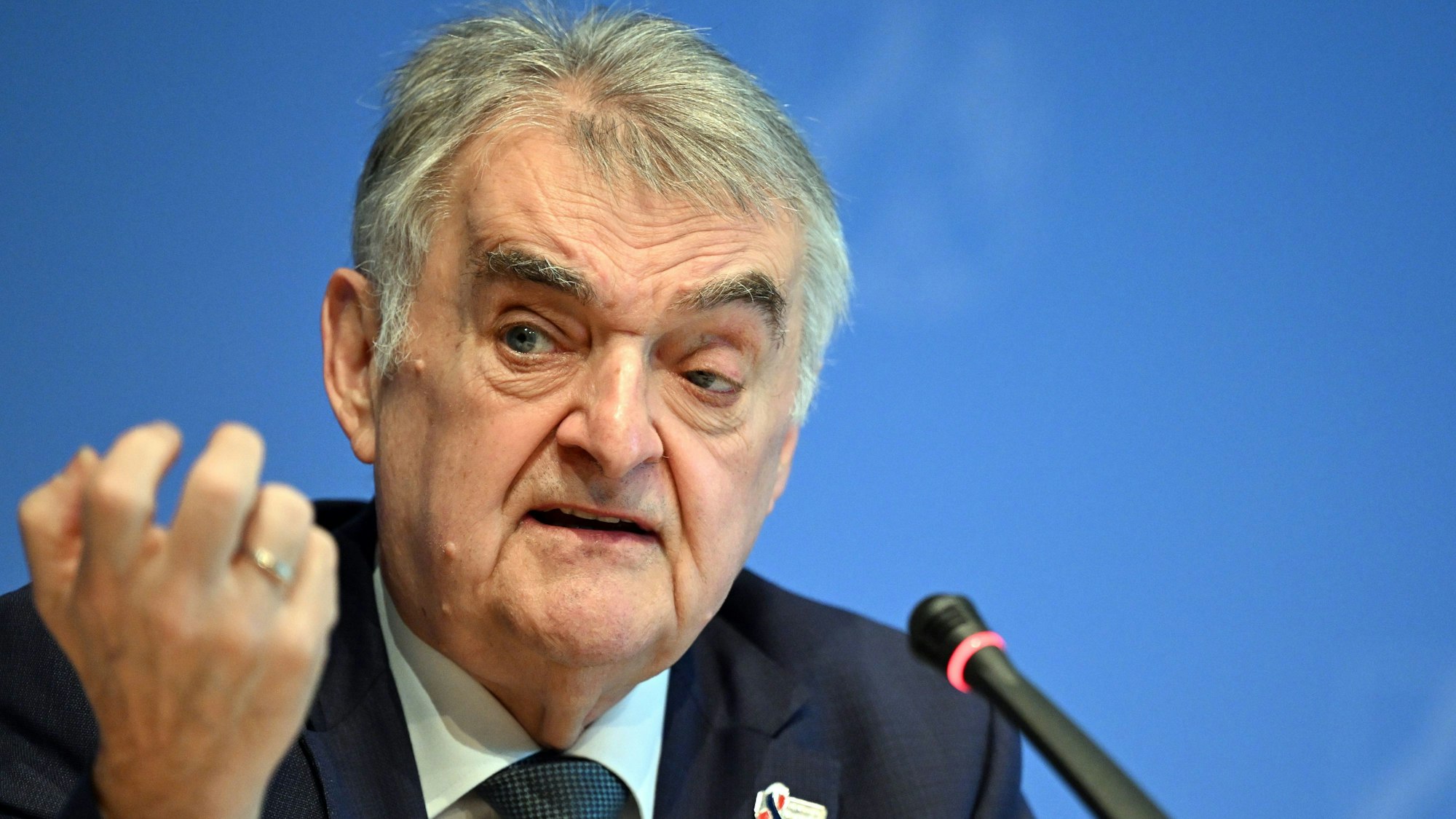 Herbert Reul (CDU), Innenminister von Nordrhein-Westfalen, spricht zu Journalisten.